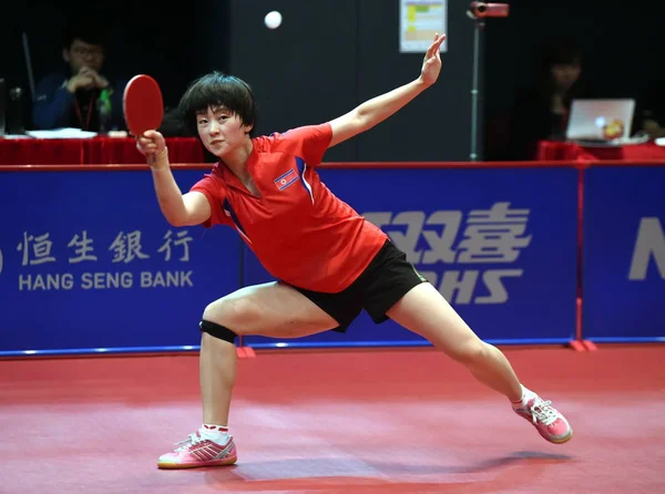 2016年4月13日 在中国香港举行的2016年里约奥运会亚洲乒乓球资格赛上 朝鲜选手 Myong Sun 在女子单打第一阶段 比赛中向中国丁宁复出 — 图库照片