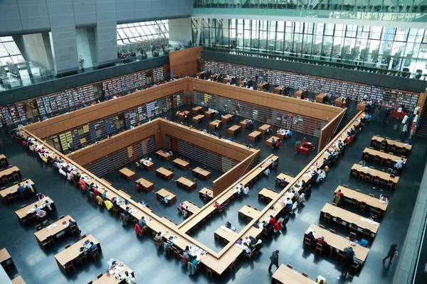 Mensen Lezen Boeken Nationale Bibliotheek Van China Peking China Februari — Stockfoto