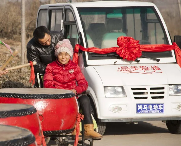 Čínský Farmář Xiaopeng Hovoří Jeho Ochrnutý Manželce Zhang Guilin Sedícího — Stock fotografie