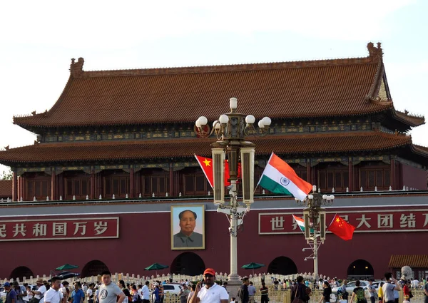 Turistas Passam Por Bandeiras Nacionais Chinesas Indianas Agitando Postes Iluminação — Fotografia de Stock