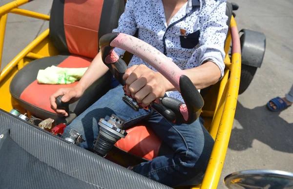 Reparador Automóveis Chinês Wen Chao Leva Volante Seu Carro Esportivo — Fotografia de Stock