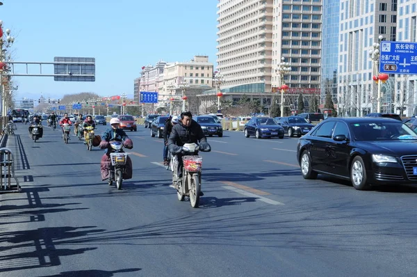 Cicliștii Merg Bicicleta Electrică East Chang Avenue Din Beijing China — Fotografie, imagine de stoc