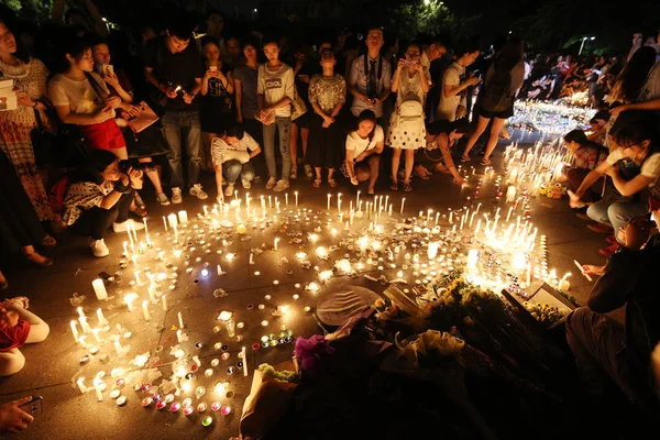 2016年5月7日 在中国广东省广州市的一个广场上 当地华人居民在为被病人刺死的医生陈中伟举行烛光守夜活动时点燃蜡烛 — 图库照片