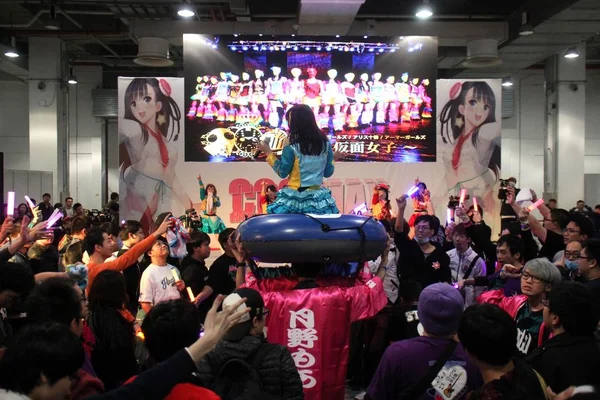 Члены Японской Идол Группы Kamen Joshi Буквально Девушки Масках Выступают — стоковое фото