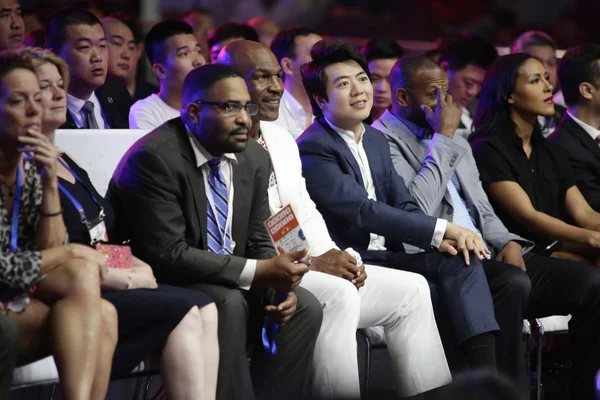 Американский Боксер Майк Тайсон Третий Слева Китайский Пианист Лэнг Ланг Стоковая Картинка