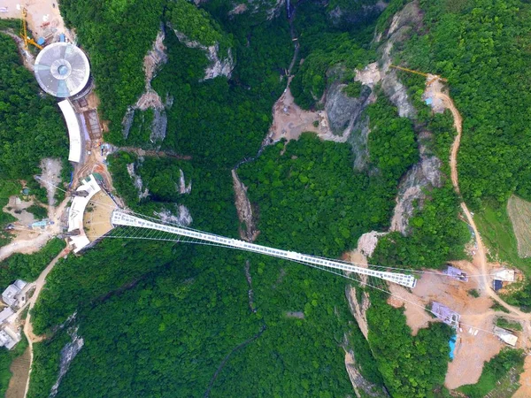 中国の湖南省 Zhangjiajie 市にある Wulingyuan の風光明媚な Zhangjiajie の歴史的関心地域にある 世界最長で最高のガラス底の橋の空中像 月2016 — ストック写真