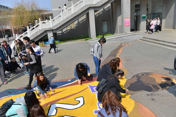 Los Estudiantes Chinos Dieron Toques Finales Gigantesca Pintura Retratos Superestrella — Foto de Stock