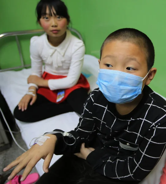Young Chinese Students Poisoned Chlorine Gas Leak Receive Infusion Hospital — Stock Photo, Image