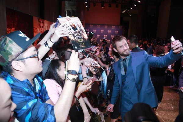 Attore Australiano Chris Hemsworth Giusto Selfie Con Fan Mentre Arriva — Foto Stock