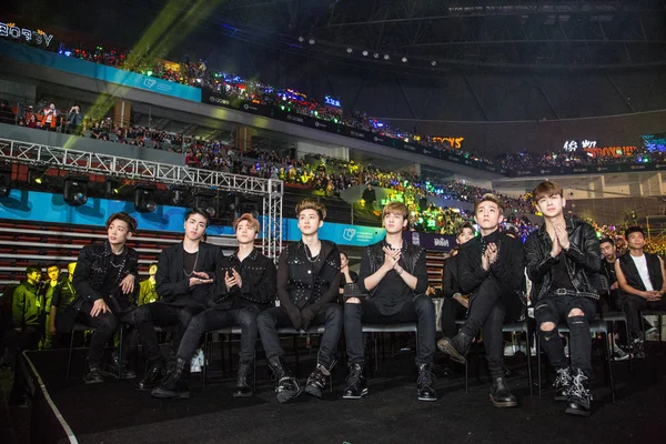 Члени Південнокорейських Хлопчик Група Ikon Виконувати Під Час Music Awards — стокове фото