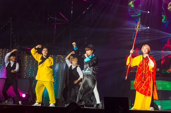 2016年3月5日 韩国男孩团体超级少年在中国上海举行的音乐会上表演 — 图库照片