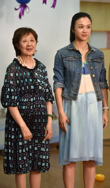 Gravida Kinesiska Skådespelare Tang Wei Rätt Poserar Med Lärare Ett — Stockfoto