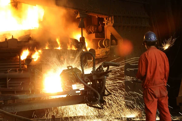 Kinesisk Arbetare Övervakar Produktionen Stål Stålverk Dongbei Special Steel Group — Stockfoto