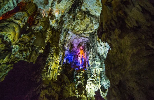 中国南西部の貴州省 ビジエ市のジジ洞窟としても知られるカルスト洞窟 Zhijin洞窟 の眺め 2016年5月11日 — ストック写真