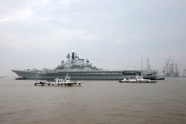 China Decommissioned Aircraft Carrier Minsk Escorted Tugboats Sail Yangtze River — Stock Photo, Image