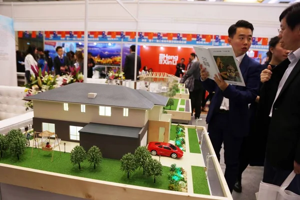 Kínai Munkavállaló Bevezeti Modellek Lakóépületek Egy Homebuyer Alatt Ingatlanpiaci Vásár — Stock Fotó