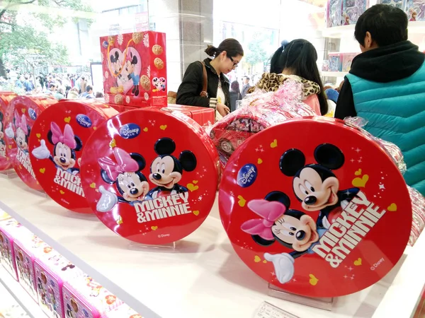 Clientes Compram Produtos Disney Com Tema Mickey Minnie Uma Loja — Fotografia de Stock