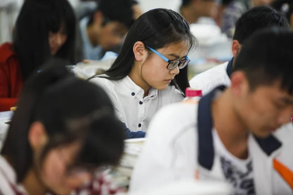 在中国东部江苏省连云港市甘第一中学的教室里 中国学生在为即将到来的全国高考 又名高考 复习课本 — 图库照片