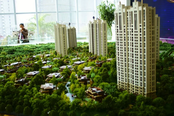 2016年3月5日 中国内地买家在中国中部湖北省宜昌市一个住宅物业项目的销售中心拍摄了住房模型的照片 — 图库照片