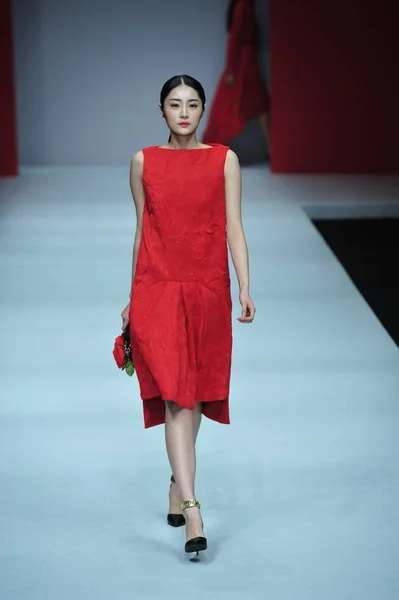 Модель Демонстрирует Новое Творение Модном Показе Hoo Quinnlin Время China — стоковое фото