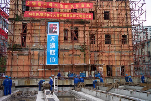 Chinesische Arbeiter Auf Der Baustelle Des 100 Jahre Alten Dreistöckigen — Stockfoto