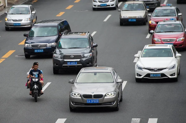 Bisikletçiler Shenzhen Kentinde Bir Yolda Araba Yanında Lisanssız Bir Elektrikli — Stok fotoğraf