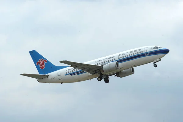 Egy Utasszállító Repülőgép Kínai Southern Airlines Veszi Kunming Wujiaba International — Stock Fotó