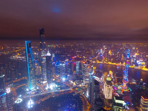 夜景の陸家嘴金融地区左背が高い 上海タワーと上海世界金融センター 背が高い 左側第二 東方明珠テレビ塔 右の最も高い およびその他の高層ビルやポーズ 浦東の高層ビル — ストック写真