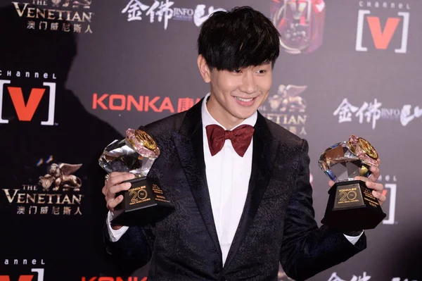 Singapurský Zpěvák Lin Představuje Trofejí Čína Music Awards Ceremonii Macau — Stock fotografie