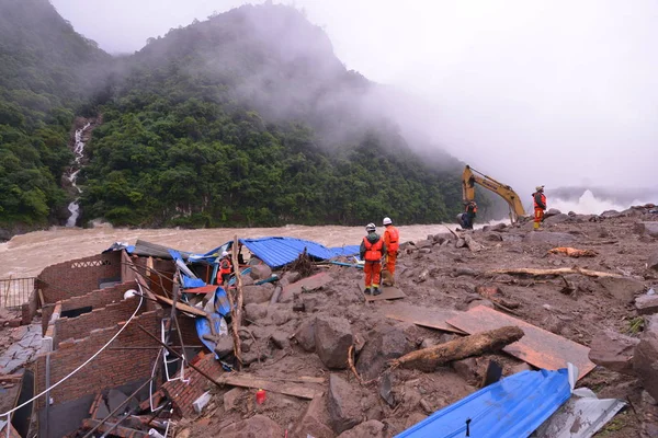 Kínai Mentők Keresés Áldozatok Túlélők Törmeléket Hatalmas Földcsuszamlás Egy Építkezésen — Stock Fotó