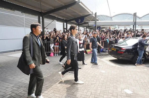 Actor Surcoreano Song Joong Centro Sale Del Aeropuerto Internacional Hong —  Fotos de Stock