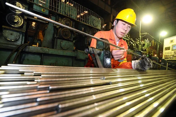 Trabajador Chino Comprueba Las Barras Acero Inoxidable Enrolladas Una Planta —  Fotos de Stock