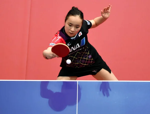 日本の美馬伊藤は 中国の寧を鼎にショットを返しますの女性のシングル ステージ 東アジア の試合でアジア卓球予選大会 中国でリオ 2016年オリンピックの 2016 日の間に — ストック写真