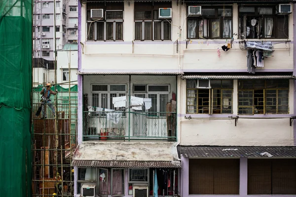 Ouvrier Construction Escalade Échafaudage Bambou Près Immeuble Résidentiel Sai Ying — Photo