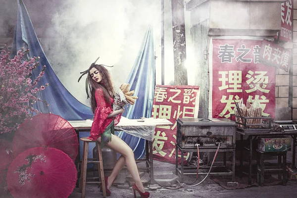 모델은 시티의 거리에 톨에서 막대기로 포즈를 중국의 2016 — 스톡 사진