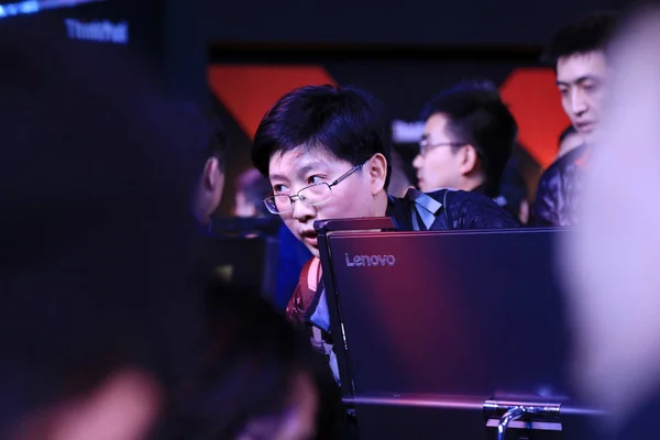 Besucher Probieren Lenovo Thinkpad Laptops Während Einer Launch Veranstaltung Shenzhen — Stockfoto