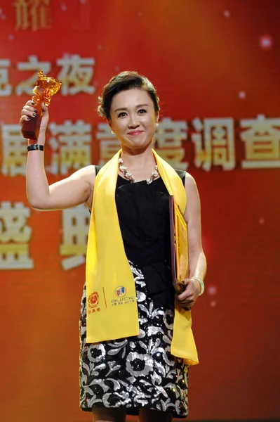 File Actriz China Yiwei Alza Trofeo Por Premio Mejor Actriz — Foto de Stock