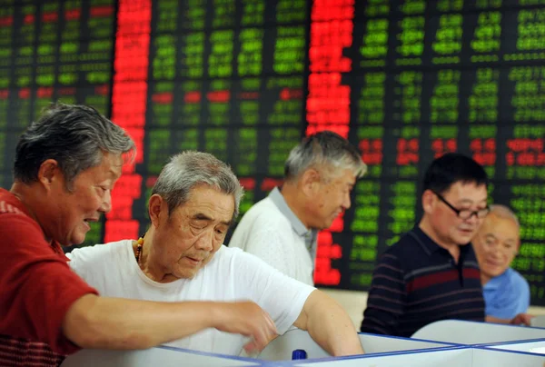 Chinese Investeerders Kijken Naar Prijzen Van Aandelen Rood Voor Prijs — Stockfoto