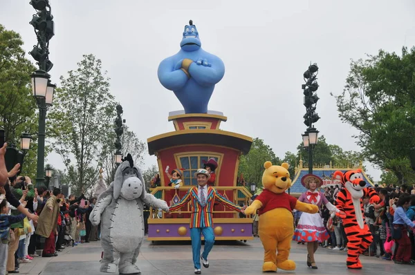 Entertainers Dressed Cartoon Costumes Perform Parade Shanghai Disneyland Shanghai Disney — Stock Photo, Image