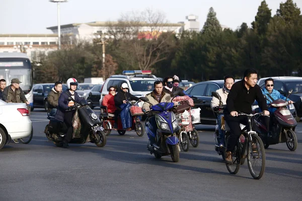 Kinesiske Syklister Sykler Elektriske Sykler Langs Changan Avenue Beijing Kina – stockfoto