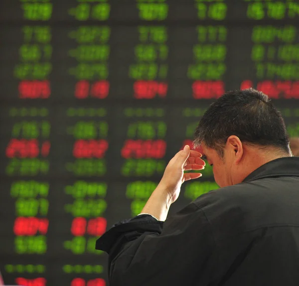 2016年4月7日 中国东部安徽省阜阳市一家股票经纪公司的股票价格 价格上涨为红色 价格下跌为绿色 — 图库照片