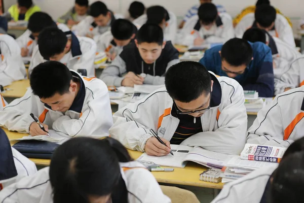 在中国东部江苏省连云港市甘第一中学的教室里 中国学生在为即将到来的全国高考 又名高考 复习课本 — 图库照片