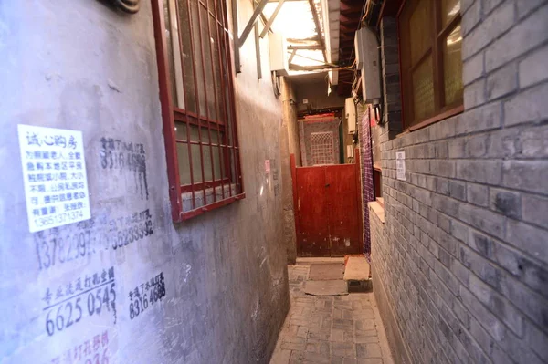 2016年3月7日 中国北京市西城区文昌胡同内的房屋墙上贴有购房广告 — 图库照片