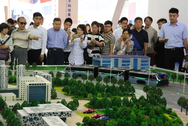 Látogatók Fotózni Egy Modell Egy Elektromos Busz Jelenik Meg Kínai — Stock Fotó