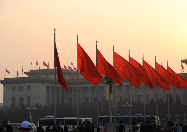 Rode Vlaggen Wapperen Voor Grote Zaal Van Mensen Vóór Openingszitting — Stockfoto