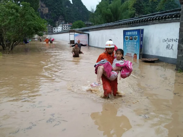 Китайские Спасатели Эвакуируют Местных Жителей Затопленных Районов Вызванных Обильными Дождями — стоковое фото