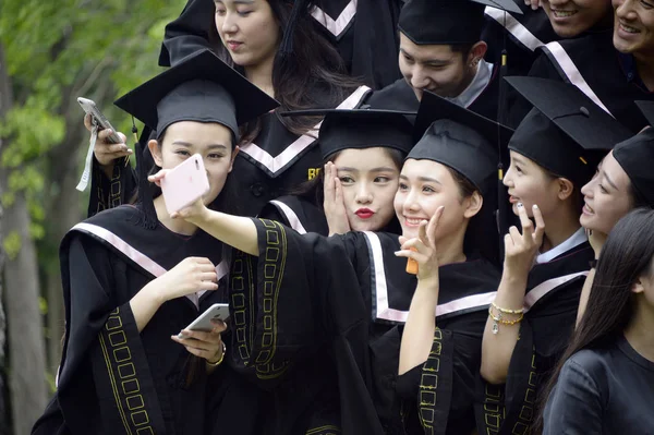 Kobiece Absolwentów Chińskich Ubrane Suknie Akademickich Zrób Sobie Selfie Podczas — Zdjęcie stockowe