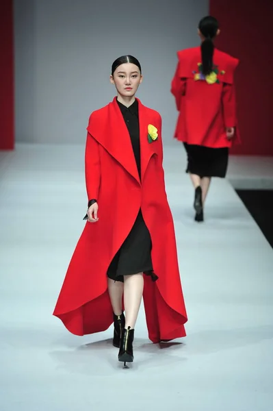 Een Model Toont Een Nieuwe Creatie Hoo Quinnlin Fashion Show — Stockfoto