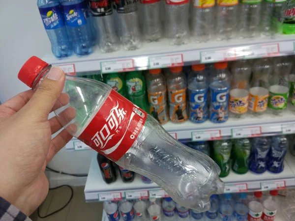 Customer Shops Empty Bottles Xuzhen Supermarket Shanghai China April 2016 — Stock Photo, Image