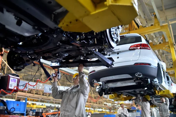 Trabalhadores Chineses Montam Carros Linha Montagem Uma Fábrica Automóveis Cidade — Fotografia de Stock